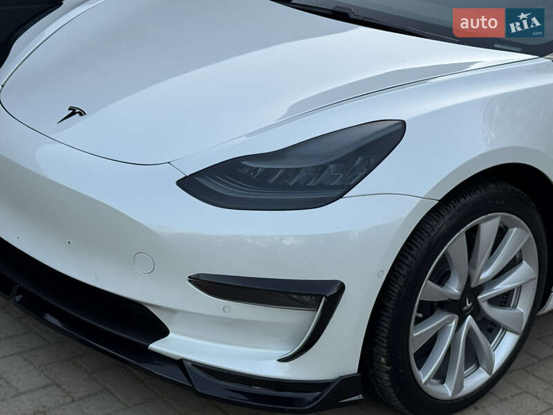 Седан Tesla Model 3 2019 в Черновцах