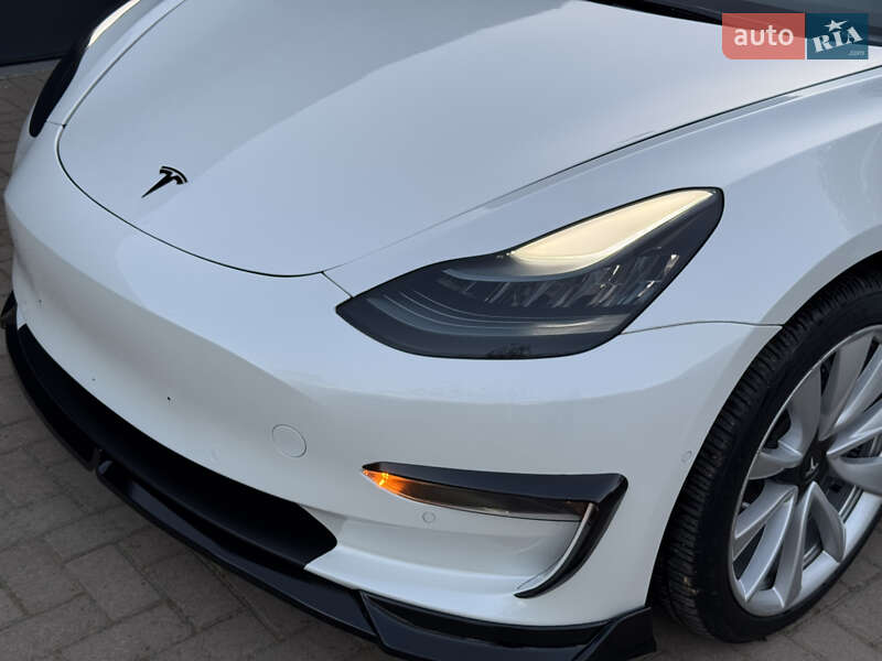 Седан Tesla Model 3 2019 в Черновцах