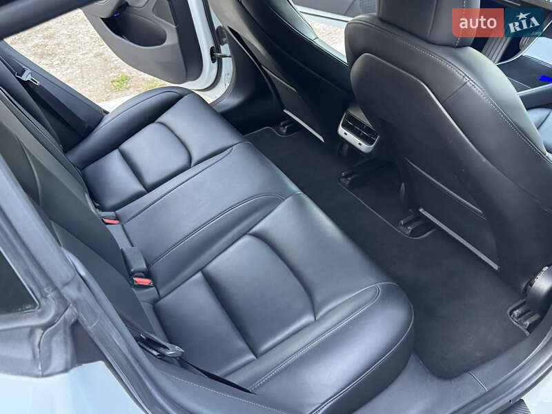 Седан Tesla Model 3 2019 в Черновцах