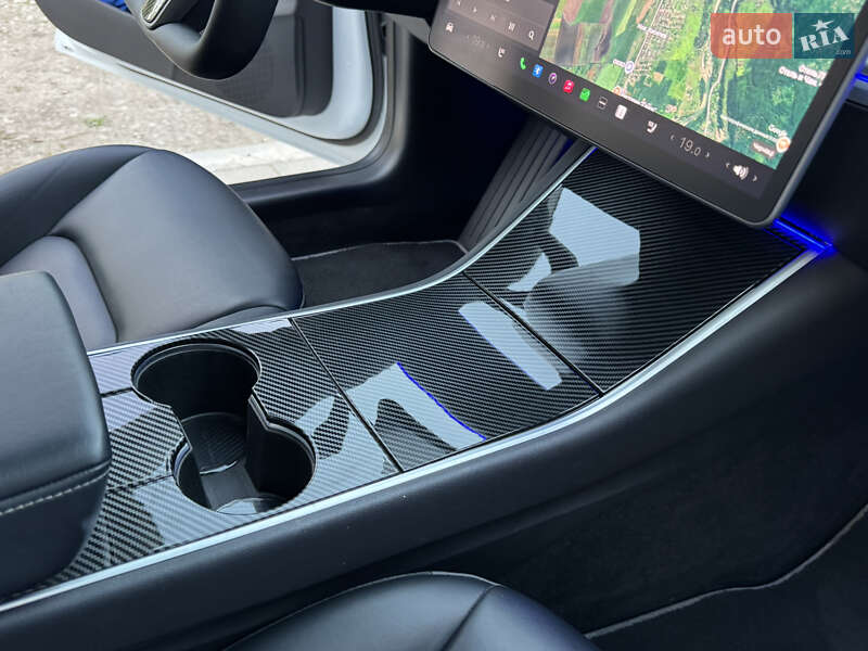 Седан Tesla Model 3 2019 в Черновцах