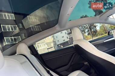 Седан Tesla Model 3 2022 в 