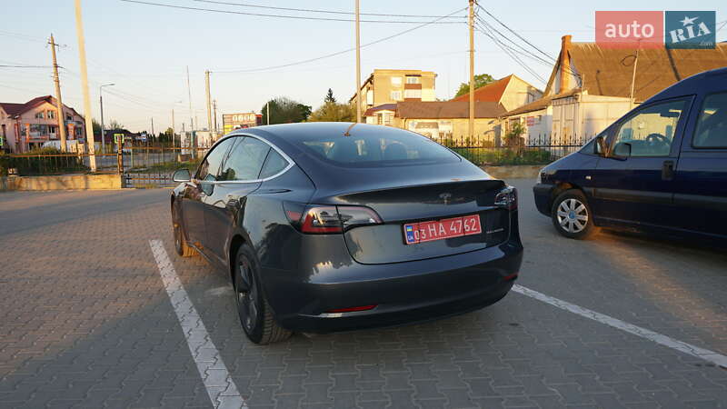 Седан Tesla Model 3 2019 в Дубні