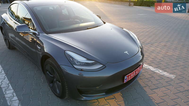 Седан Tesla Model 3 2019 в Дубні