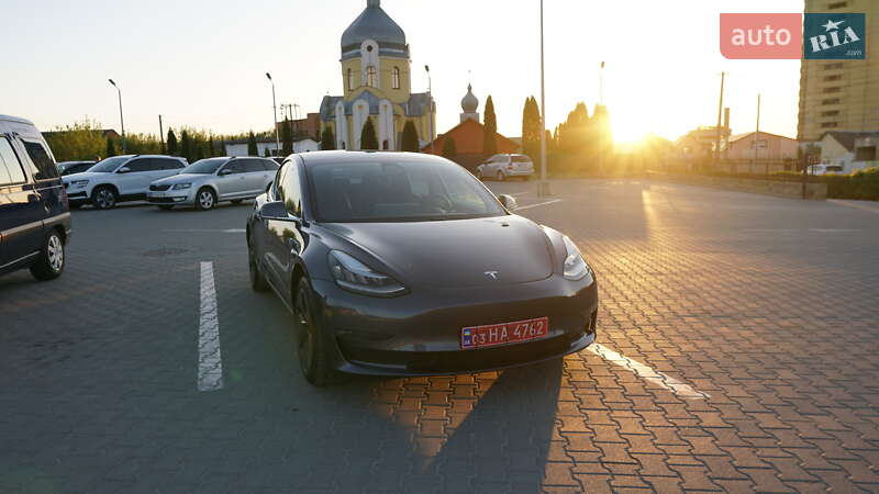 Седан Tesla Model 3 2019 в Дубні