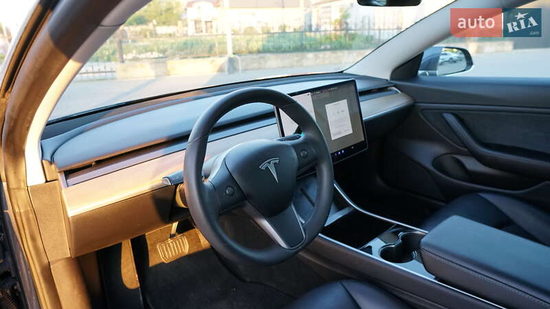 Седан Tesla Model 3 2019 в Дубні