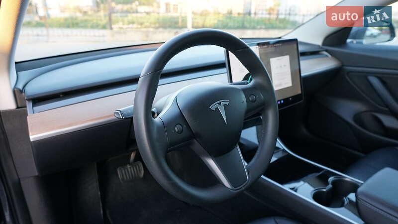 Седан Tesla Model 3 2019 в Дубні