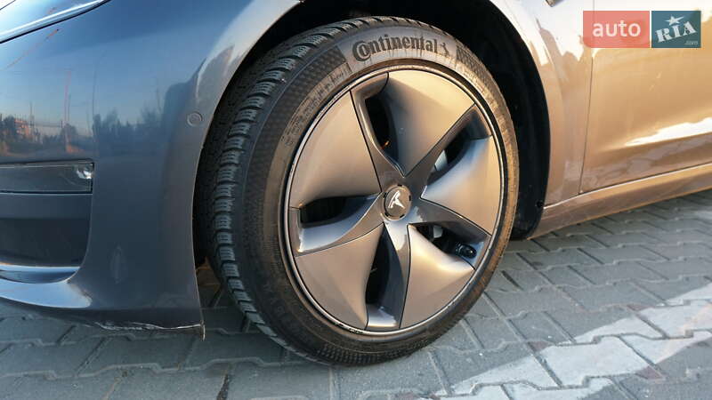 Седан Tesla Model 3 2019 в Дубні