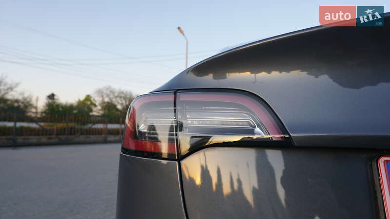 Седан Tesla Model 3 2019 в Дубні