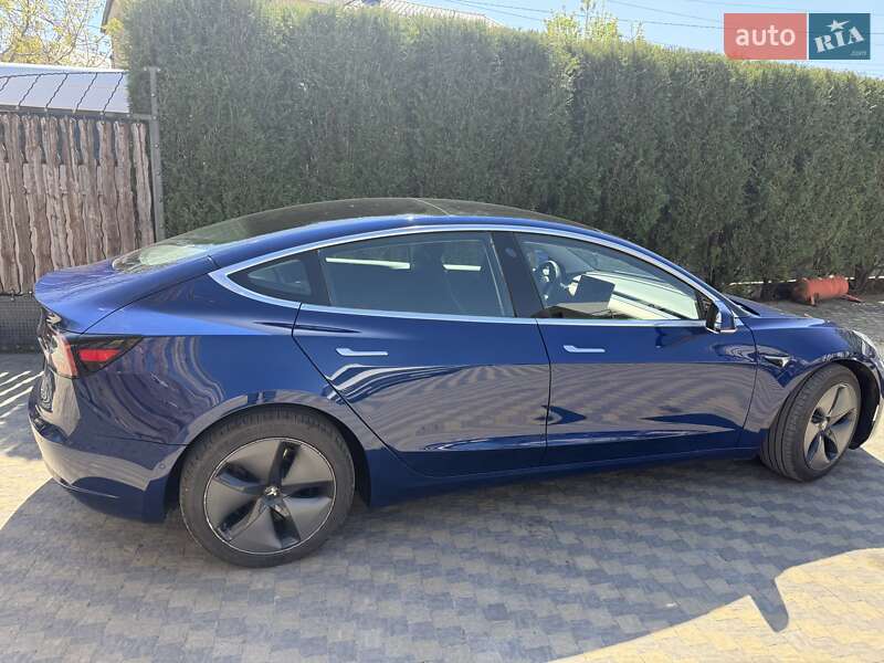 Седан Tesla Model 3 2020 в Чернівцях