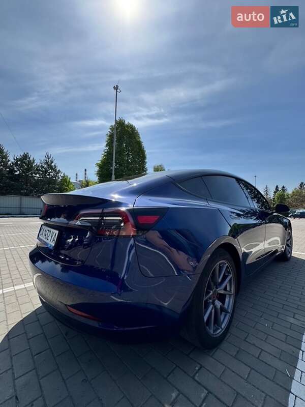 Седан Tesla Model 3 2023 в Луцке