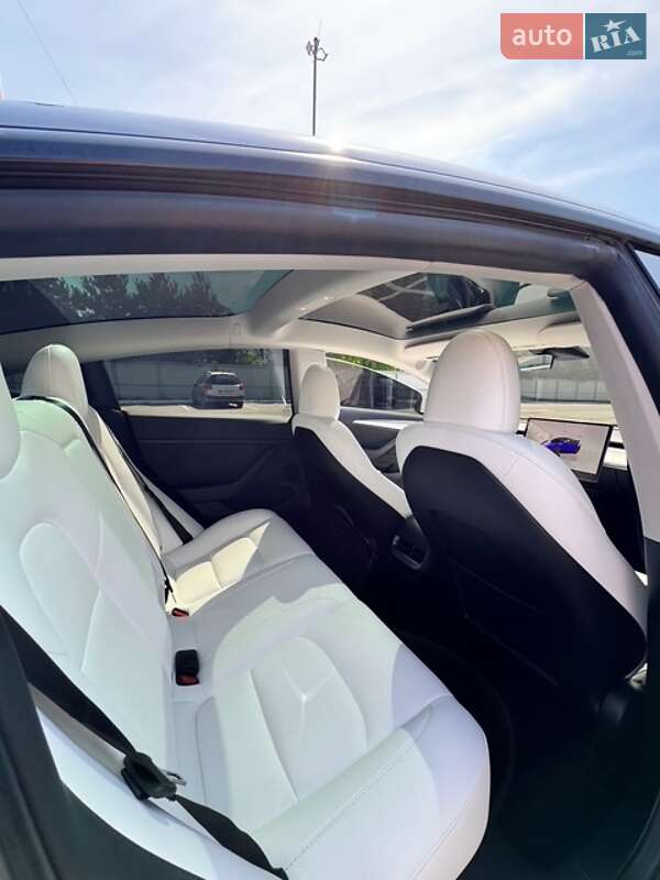 Седан Tesla Model 3 2023 в Луцьку