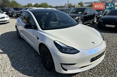 Седан Tesla Model 3 2022 в 