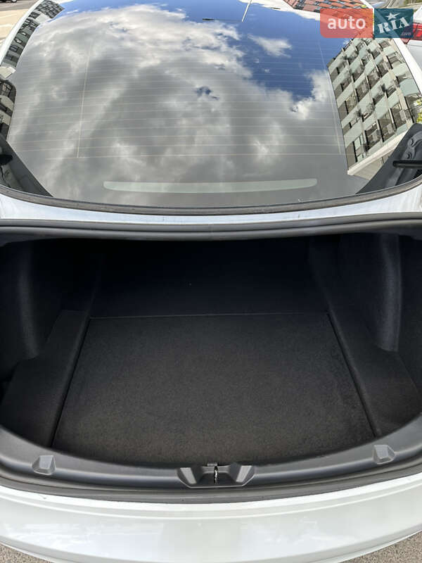 Седан Tesla Model 3 2023 в 