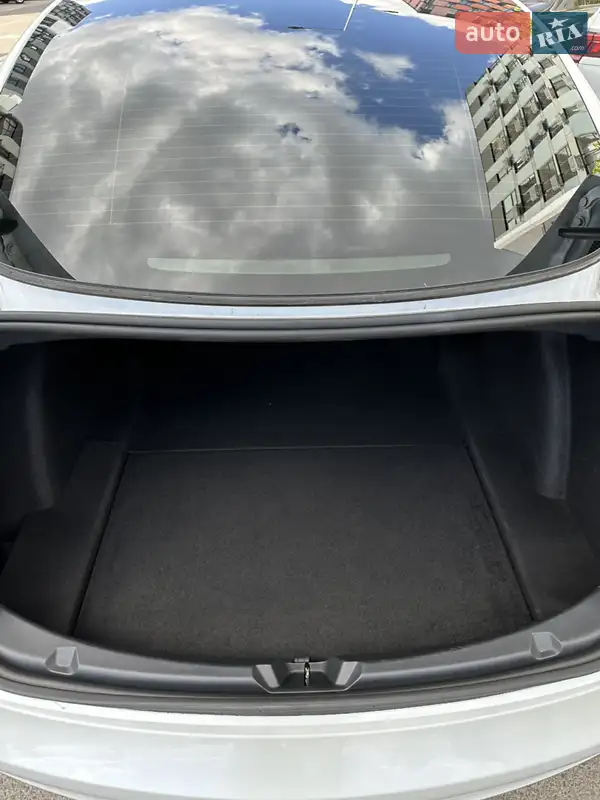 Седан Tesla Model 3 2023 в 