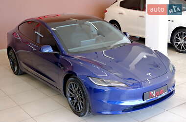 Седан Tesla Model 3 2025 в 