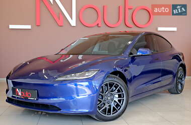 Седан Tesla Model 3 2025 в 