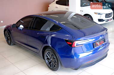 Седан Tesla Model 3 2025 в 