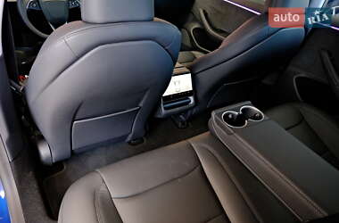 Седан Tesla Model 3 2025 в 