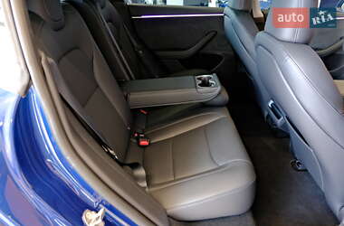 Седан Tesla Model 3 2025 в 