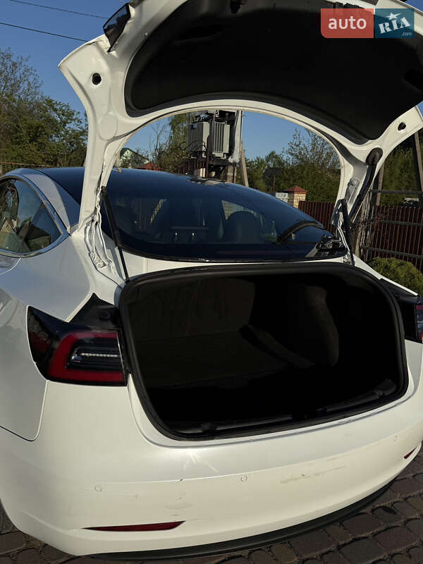 Седан Tesla Model 3 2020 в Львові