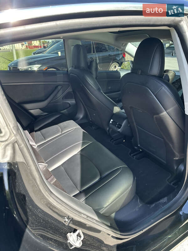 Седан Tesla Model 3 2019 в Виннице