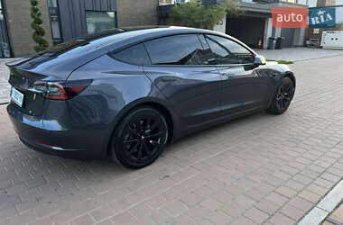 Седан Tesla Model 3 2022 в 