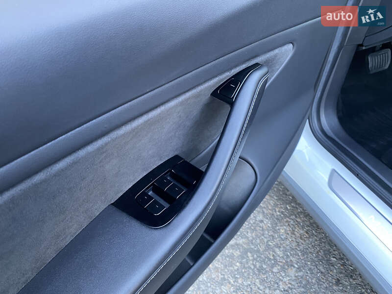 Седан Tesla Model 3 2019 в Киеве