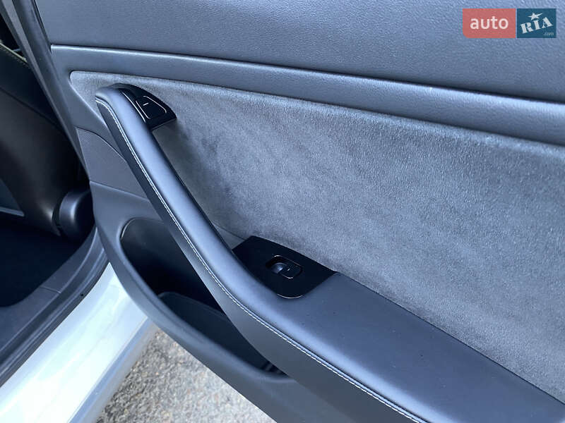 Седан Tesla Model 3 2019 в Киеве