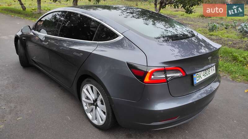Седан Tesla Model 3 2018 в Ровно