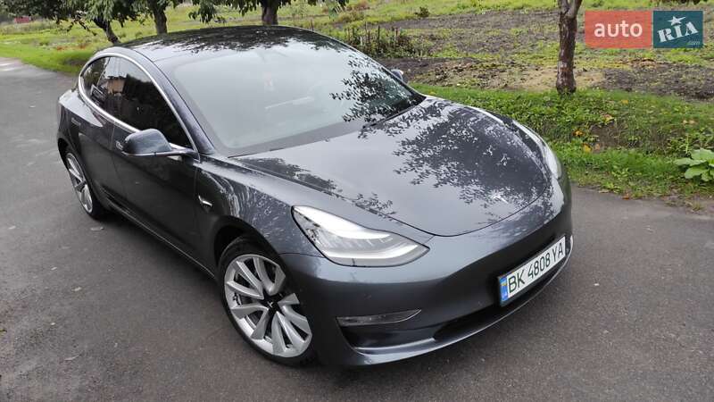 Седан Tesla Model 3 2018 в Ровно