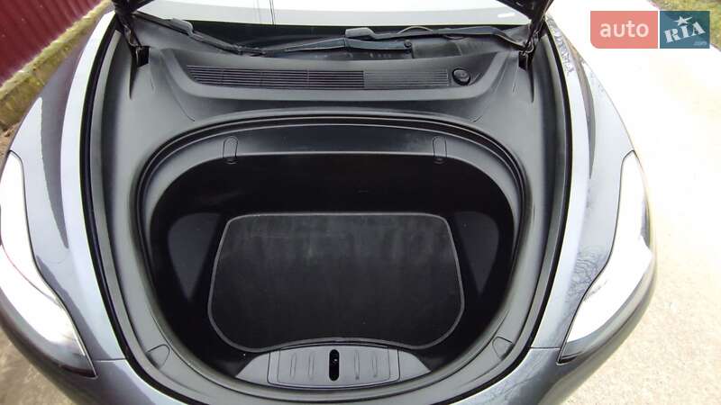 Седан Tesla Model 3 2018 в Ровно