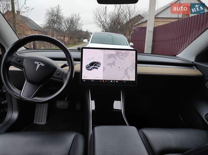Седан Tesla Model 3 2018 в Ровно