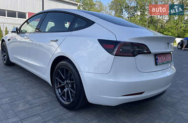 Седан Tesla Model 3 2021 в 
