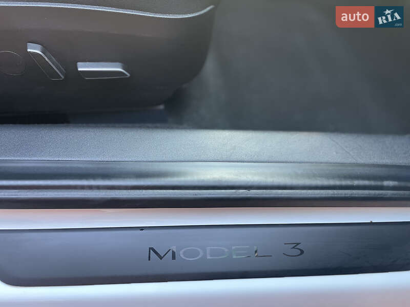 Седан Tesla Model 3 2021 в Луцке