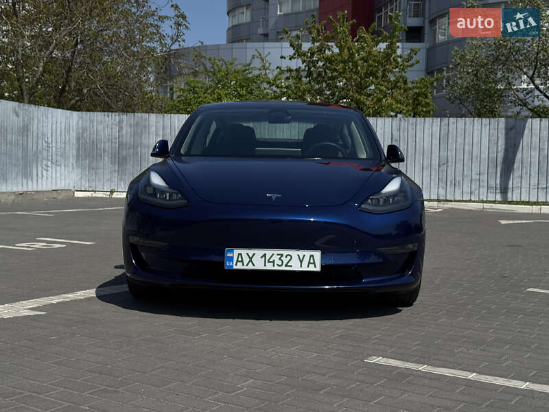 Седан Tesla Model 3 2021 в 
