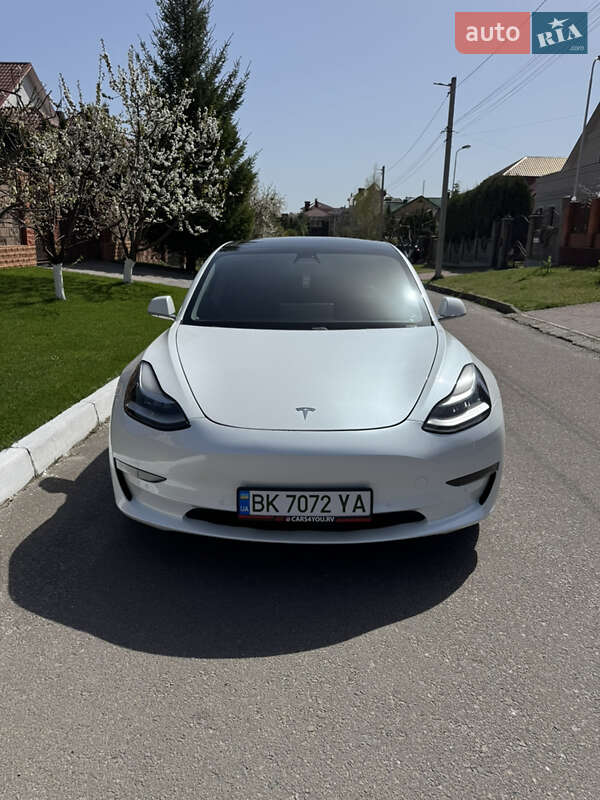 Седан Tesla Model 3 2020 в Ровно