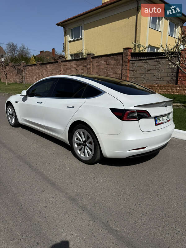Седан Tesla Model 3 2020 в Ровно