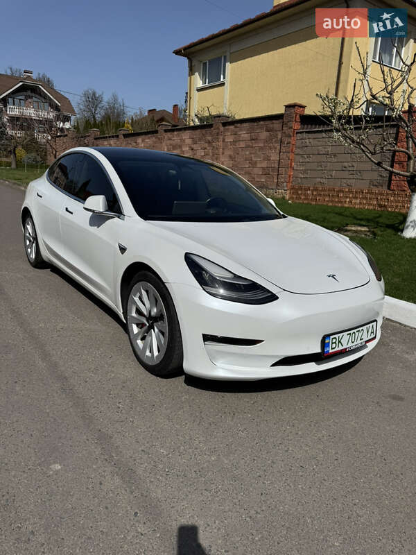 Седан Tesla Model 3 2020 в Ровно