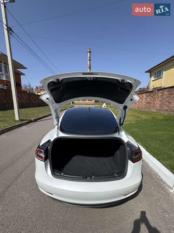Седан Tesla Model 3 2020 в Ровно