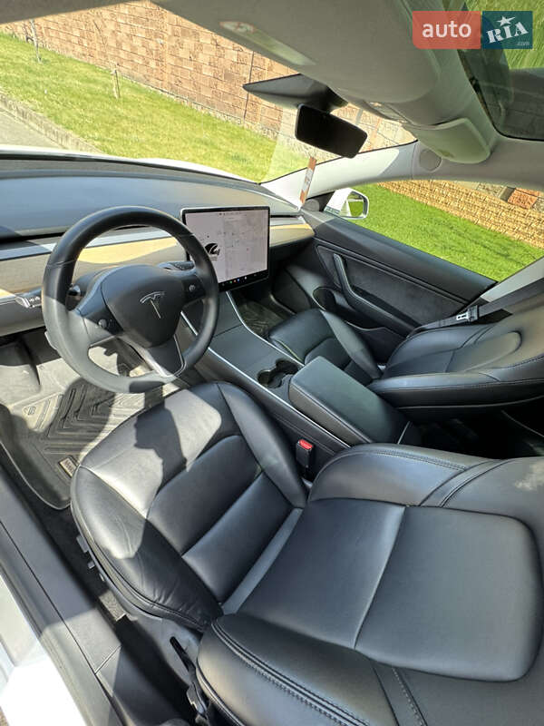 Седан Tesla Model 3 2020 в Ровно