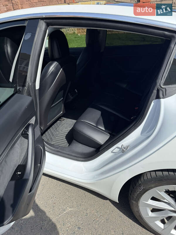 Седан Tesla Model 3 2020 в Ровно