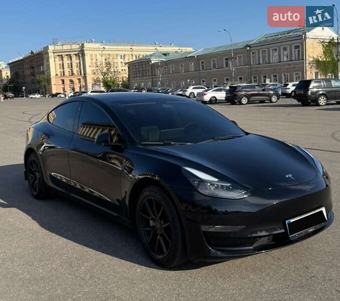 Седан Tesla Model 3 2022 в 