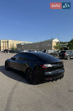 Седан Tesla Model 3 2022 в 