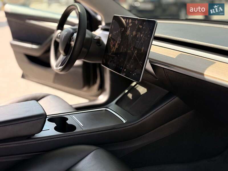 Седан Tesla Model 3 2021 в Львове