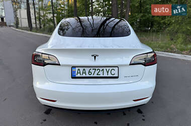 Седан Tesla Model 3 2022 в 