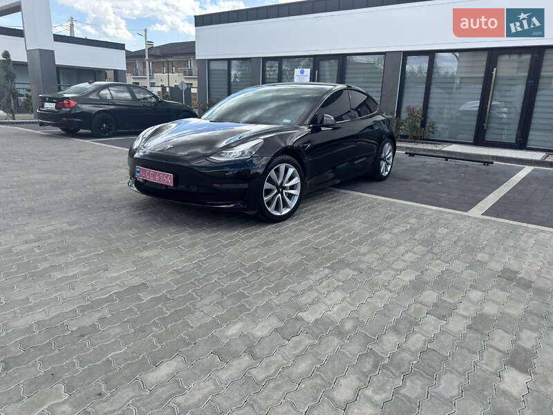Седан Tesla Model 3 2020 в Ужгороде