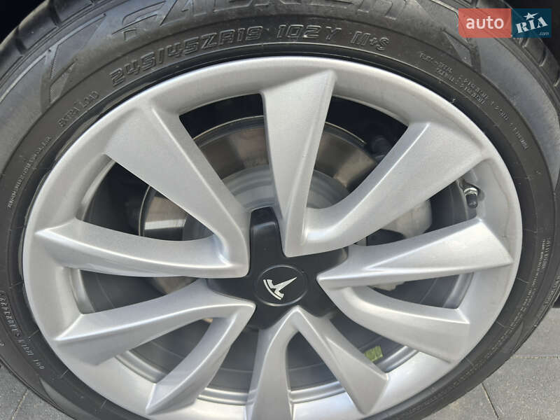 Седан Tesla Model 3 2020 в Ужгороде