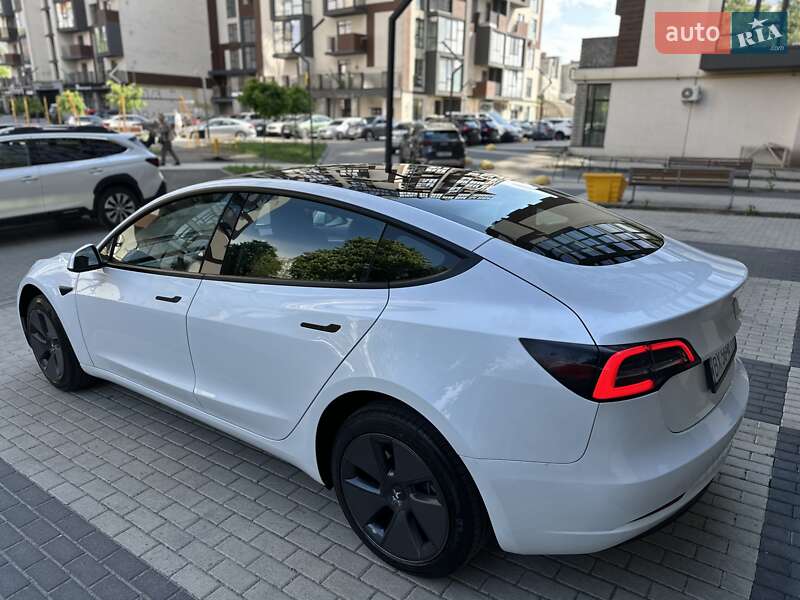 Седан Tesla Model 3 2023 в 
