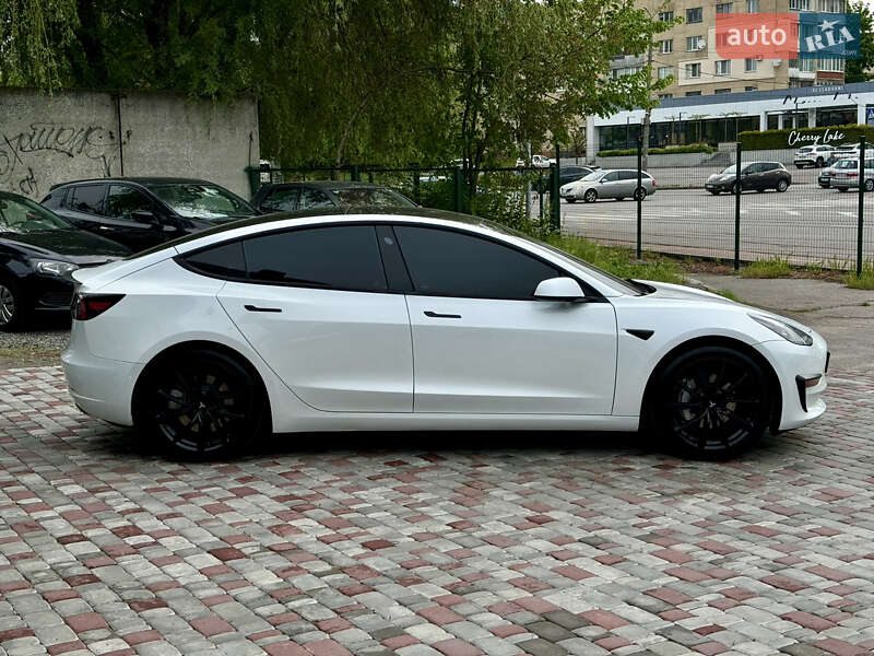 Седан Tesla Model 3 2021 в Виннице