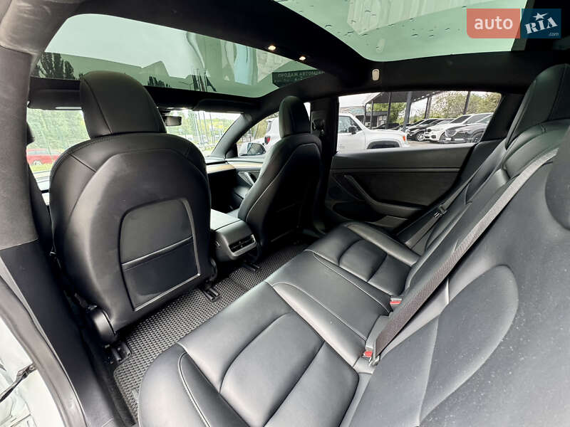 Седан Tesla Model 3 2021 в Виннице